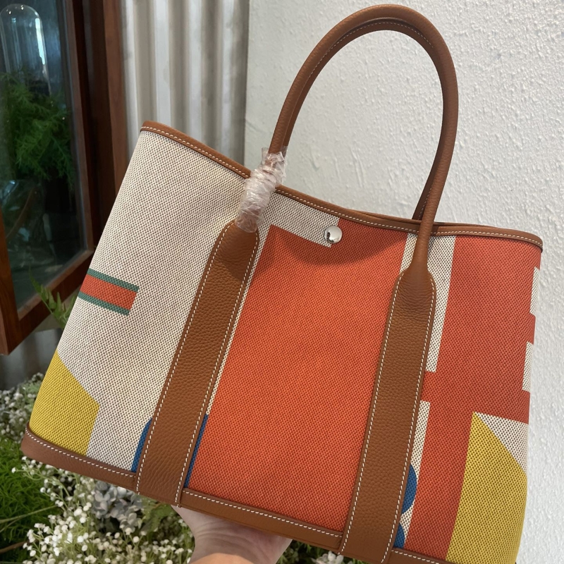 H**mes shopping bags